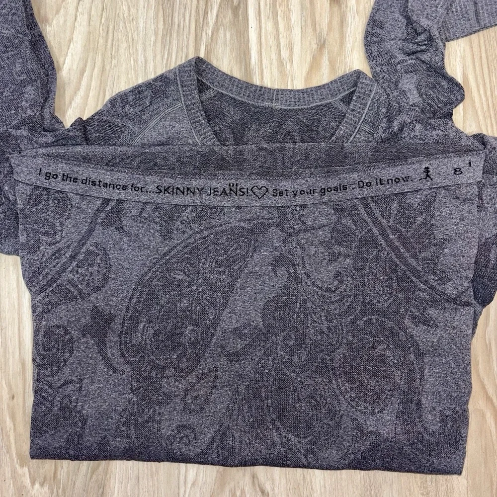 Lululemon Run Swiftly Seamless Jacquard Paisley Thumbhole Top Gray Size 8